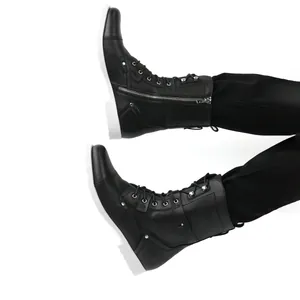 Vue latérale détaillée des bottes de motard noires pour hommes avec semelles blanches