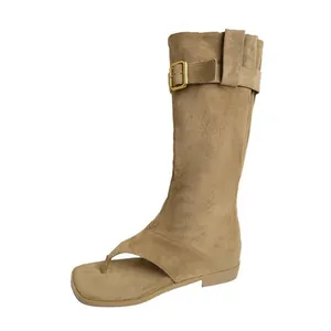 Stilvolle beige Wildleder-Sandalenstiefel mit Zehensteg, Karree-Zehe und Schnalle