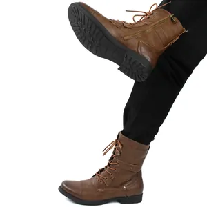Vue détaillée de bottes de moto vintage marron pour hommes montrant la semelle et le zip