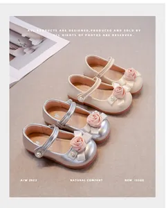 Elegante Mädchen Mary Jane Schuhe in Beige und Silber mit Rosen- und Schleifenakzenten