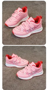 Dettaglio di scarpe sportive rosa per bambina con ricami floreali e chiusura a strappo