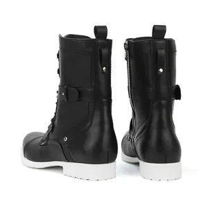 Vue arrière de bottes de moto rétro noires pour hommes avec semelles blanches et zip
