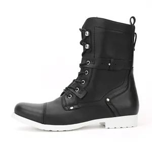 Vue détaillée de profil de bottes de moto rétro noires pour hommes à semelle blanche.