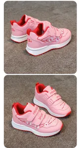 Dettaglio di scarpe sportive rosa per bambine con ricamo floreale e chiusura a strappo