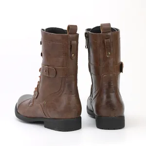 Détail arrière de bottes moto vintage marron pour hommes avec boucle et fermeture.