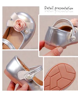 Detailansicht der silbernen Mädchen-Prinzessinnenschuhe mit rosa Rose und Perle.