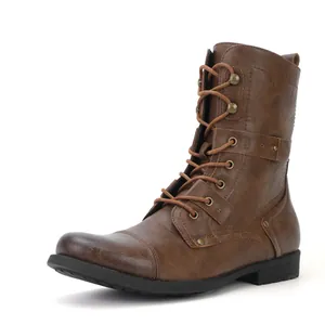 Vue détaillée de bottes de moto vintage marron pour hommes avec lacets et boucles.