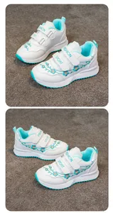 Vista dettagliata di sneaker bianche da bambina con ricamo floreale ciano e velcro