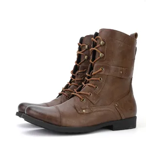 Vue de côté détaillée des bottes de moto vintage marron pour hommes à lacets avec boucles