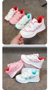 Vista dettagliata di sneaker ricamate per bambina in vari colori con cinturini in velcro.