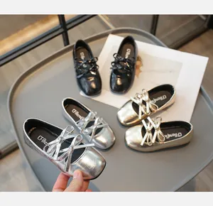 Detailansicht der flachen Mädchenschuhe mit eckiger Kappe und doppelter Schleife in drei Farben
