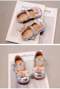 Detailansicht silberner Mary Jane Mädchenschuhe mit rosa Rose und Perlenverzierung.