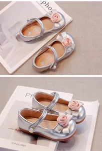Detailansicht der silbernen Mary Jane Schuhe mit rosa Rose und Perlenverzierung