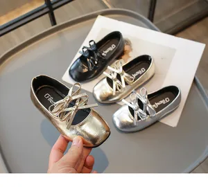 Detailansicht der quadratischen Mädchen-Flachschuhe mit doppelter Schleife in Gold