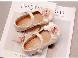 Detailansicht der cremefarbenen Mädchen-Prinzessinenschuhe mit rosa Rosenverzierung