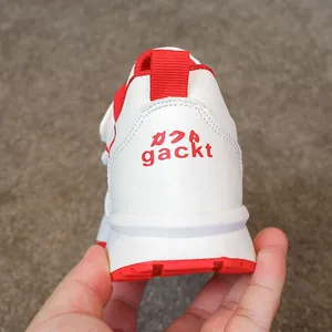 Scarpe sportive comode bianche e rosse per bambine con logo Gackt posto sul tallone