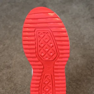 Nuove scarpe da corsa autunno 2024 per bambine con suola in gomma rosso brillante