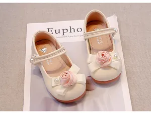 Süße cremefarbene Mary Janes für Mädchen mit rosa Satinrose und Perlendetails