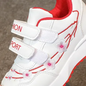 Sneakers bianche da bambina con eleganti ricami floreali e chiusure velcro in rosso