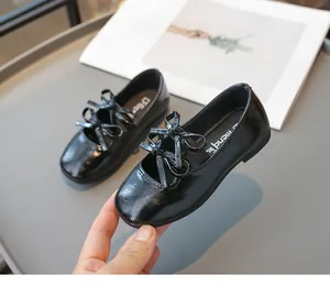 Detailansicht schwarze Lackleder-Mädchenschuhe mit süßem Doppelschleifen-Design.