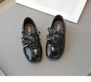 Schwarze Baby-Mädchen-Flachschuhe mit eckiger Zehenpartie und doppeltem Schleifendesign.