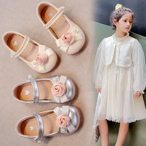 Elegante Prinzessinnenschuhe für Mädchen mit rosa Rose und Perlen in Beige und Silber.