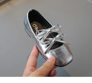 Glänzende silberne Mädchen Ballerinas mit eleganter Doppelschleife und eckiger Kappe