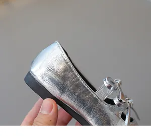 Detailansicht silberner Metallic-Schuhe für Mädchen mit elegantem Doppelbogendesign