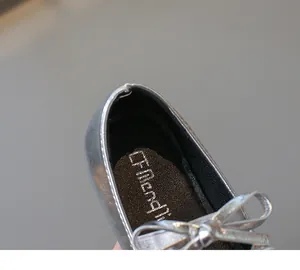 Detailansicht silberner Babyschuhe für Mädchen mit Doppelbogen und Metallic-Finish