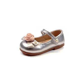Elegante silberne Mädchen Mary Janes mit rosa Blumendetail und Perlenriemen