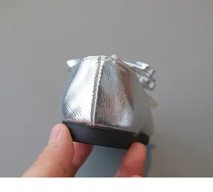 Detailansicht der silbernen Metallic-Oberfläche und Fersennaht von Mädchenschuhen