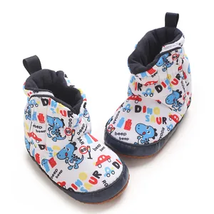 Detailaufnahme des bunten Dinosauriermusters auf weichbesohlten Baby-Winter-Schneeschuhen