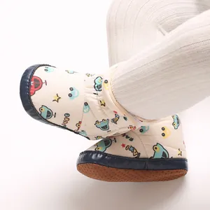 Detail von Cartoon-Babysneakers mit weicher rutschfester Sohle und Automuster
