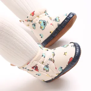 Detailansicht von Baby-Schneestiefeln mit Cartoon-Auto-Print und weicher Antirutschsohle