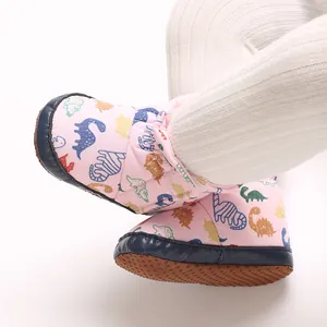 Detailansicht der rosa Baby-Schneestiefel mit Dinosaurier-Print und weicher Sohle