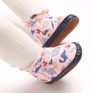 Nahaufnahme von rosa Baby-Schneestiefeln mit Dino-Muster und weicher rutschfester Sohle