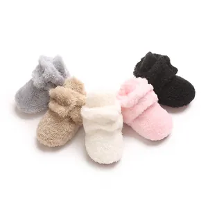 Flauschige Baby-Stiefel aus Korallenfleece in verschiedenen Farben, rutschfeste Sohle