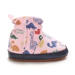 Detailansicht der rosa Baby-Schneestiefel mit bunten Dinosaurier-Prints und weicher Sohle.