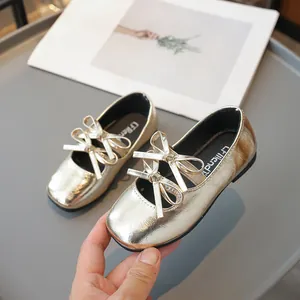 Elegante goldene Mädchen Ballerinas mit quadratischer Spitze und Doppelschleifen.