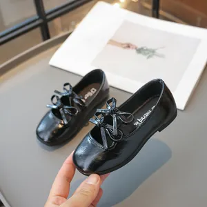 Elegante schwarze Lackleder-Mädchenschuhe mit doppelter Schleife und eckiger Zehe