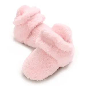 Detailansicht der weichen rosa Korallenvlies Babyhausschuhe mit plüschiger Textur