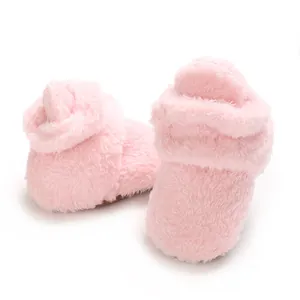 Detailansicht der weichen rosa Korallenvlies-Babyschuhe mit warmem Plüsch-Futter