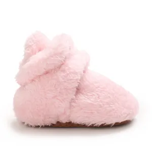 Detaillierte Seitenansicht weicher rosa Korallenvlies Baby-Boots mit Plüschtextur