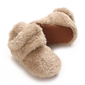 Detailansicht weicher Korallenfleece-Babyschuhe mit rutschfester Gummipunktsohle