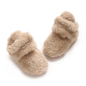 Detailansicht warmer Baby-Babyschuhe aus Korallenvlies in Beige mit Plüschtextur