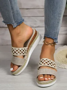 Detailaufnahme von beigen Damen-Sandaletten mit Keilabsatz und Hanfsohle in Beige