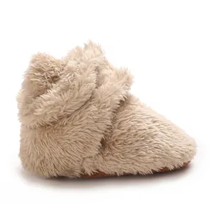 Makroansicht der weichen Korallenvlies-Babystiefel mit rutschfester Sohle für wohlige Wärme