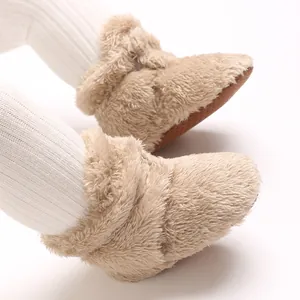 Nahaufnahme der warmen, verdickten Korallenvlies-Babyschuhe mit Anti-Rutsch-Sohle in Beige