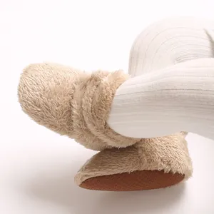 Nahaufnahme von warmen Korallenvlies-Babyschuhen mit rutschfester Sohle in Khaki.
