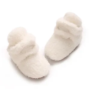 Weiche weiße Korallenvlies Babyschuhe mit Plüschtextur für winterliche Wärme und Komfort.